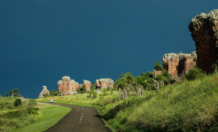O governador Carlos Massa Ratinho Junior assinou nesta quarta-feira (19) o contrato de concessão de áreas do Parque Estadual Vila Velha, em Ponta Grossa, nos Campos Gerais, para a empresa Eco Parques do Brasil S/A.