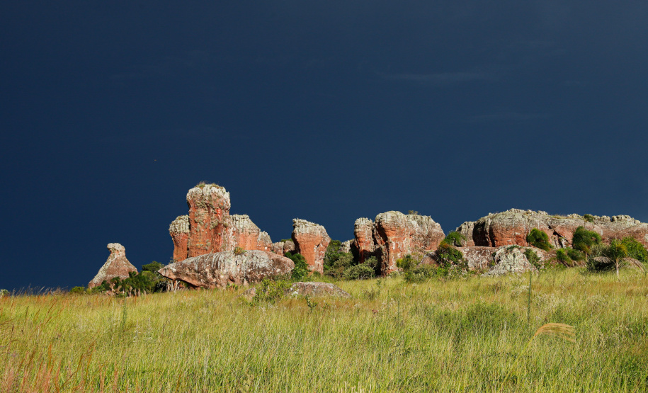 O governador Carlos Massa Ratinho Junior assinou nesta quarta-feira (19) o contrato de concessão de áreas do Parque Estadual Vila Velha, em Ponta Grossa, nos Campos Gerais, para a empresa Eco Parques do Brasil S/A.