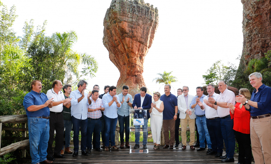 O governador Carlos Massa Ratinho Junior assinou nesta quarta-feira (19) o contrato de concessão de áreas do Parque Estadual Vila Velha, em Ponta Grossa, nos Campos Gerais, para a empresa Eco Parques do Brasil S/A.