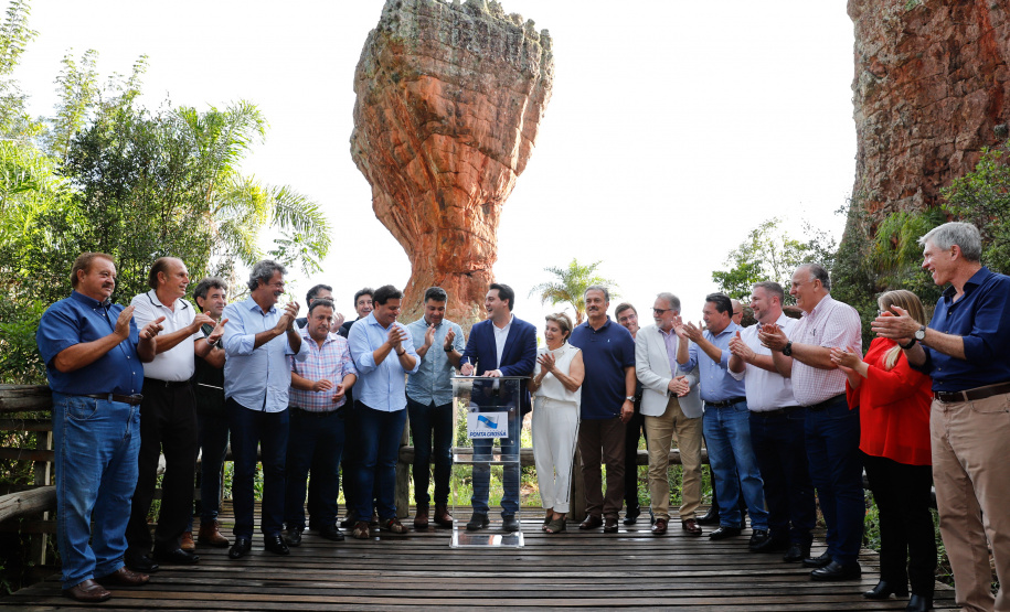 O governador Carlos Massa Ratinho Junior assinou nesta quarta-feira (19) o contrato de concessão de áreas do Parque Estadual Vila Velha, em Ponta Grossa, nos Campos Gerais, para a empresa Eco Parques do Brasil S/A.