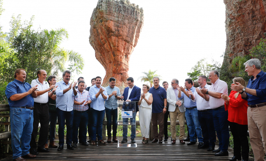 O governador Carlos Massa Ratinho Junior assinou nesta quarta-feira (19) o contrato de concessão de áreas do Parque Estadual Vila Velha, em Ponta Grossa, nos Campos Gerais, para a empresa Eco Parques do Brasil S/A.