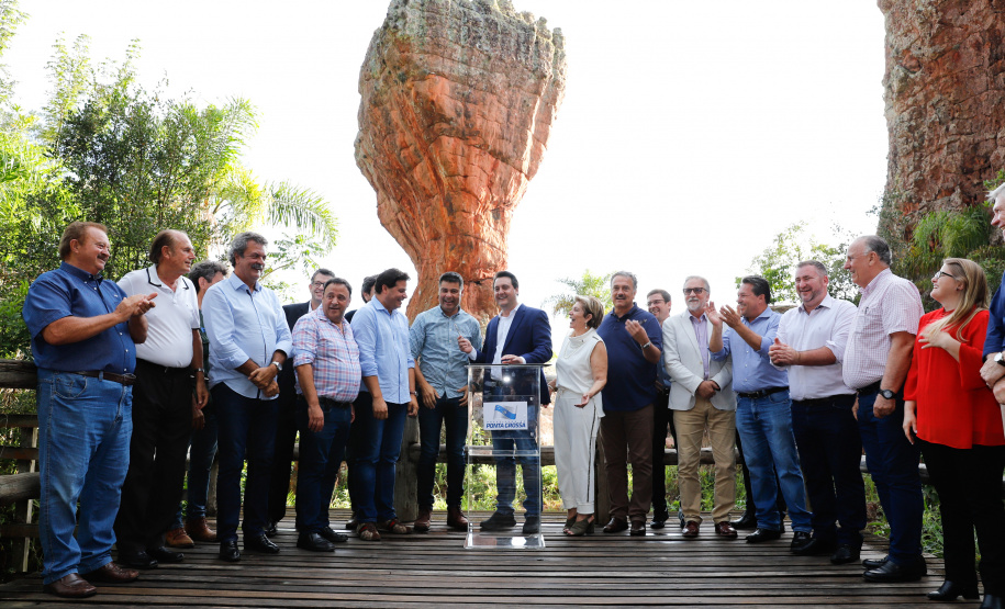 O governador Carlos Massa Ratinho Junior assinou nesta quarta-feira (19) o contrato de concessão de áreas do Parque Estadual Vila Velha, em Ponta Grossa, nos Campos Gerais, para a empresa Eco Parques do Brasil S/A.