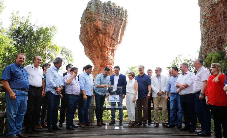 O governador Carlos Massa Ratinho Junior assinou nesta quarta-feira (19) o contrato de concessão de áreas do Parque Estadual Vila Velha, em Ponta Grossa, nos Campos Gerais, para a empresa Eco Parques do Brasil S/A.