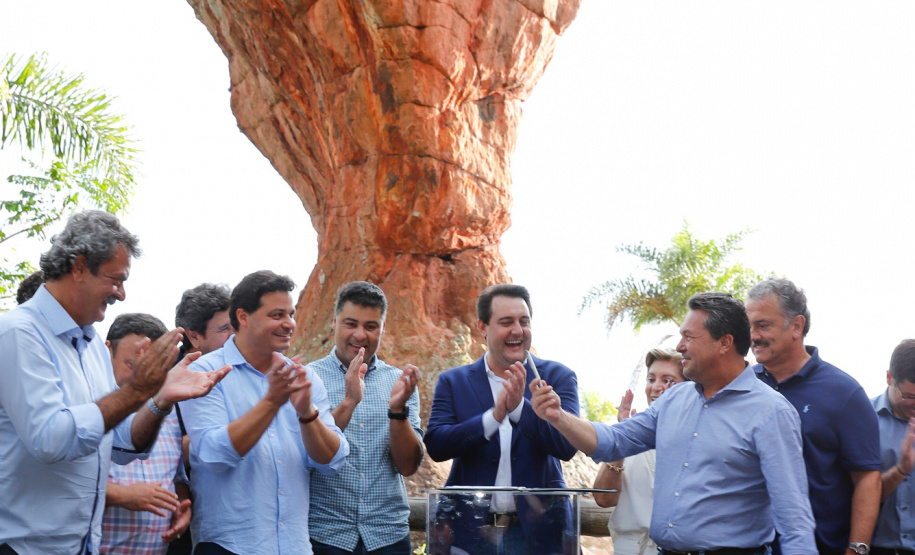 O governador Carlos Massa Ratinho Junior assinou nesta quarta-feira (19) o contrato de concessão de áreas do Parque Estadual Vila Velha, em Ponta Grossa, nos Campos Gerais, para a empresa Eco Parques do Brasil S/A.