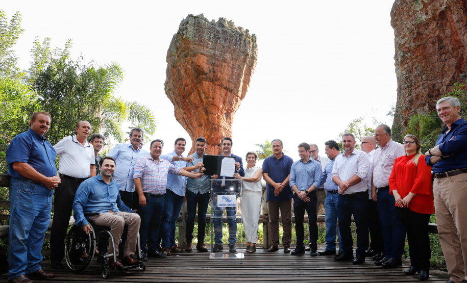 O governador Carlos Massa Ratinho Junior assinou nesta quarta-feira (19) o contrato de concessão de áreas do Parque Estadual Vila Velha, em Ponta Grossa, nos Campos Gerais, para a empresa Eco Parques do Brasil S/A.