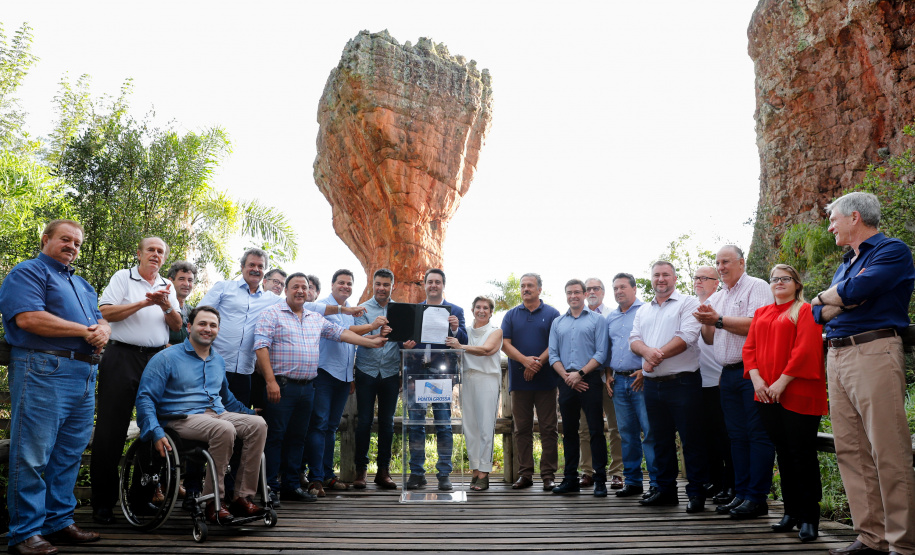 O governador Carlos Massa Ratinho Junior assinou nesta quarta-feira (19) o contrato de concessão de áreas do Parque Estadual Vila Velha, em Ponta Grossa, nos Campos Gerais, para a empresa Eco Parques do Brasil S/A.
