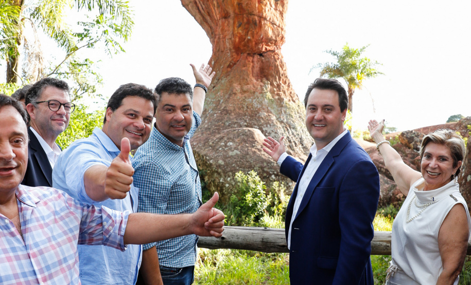 O governador Carlos Massa Ratinho Junior assinou nesta quarta-feira (19) o contrato de concessão de áreas do Parque Estadual Vila Velha, em Ponta Grossa, nos Campos Gerais, para a empresa Eco Parques do Brasil S/A.