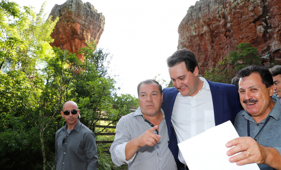 O governador Carlos Massa Ratinho Junior assinou nesta quarta-feira (19) o contrato de concessão de áreas do Parque Estadual Vila Velha, em Ponta Grossa, nos Campos Gerais, para a empresa Eco Parques do Brasil S/A.