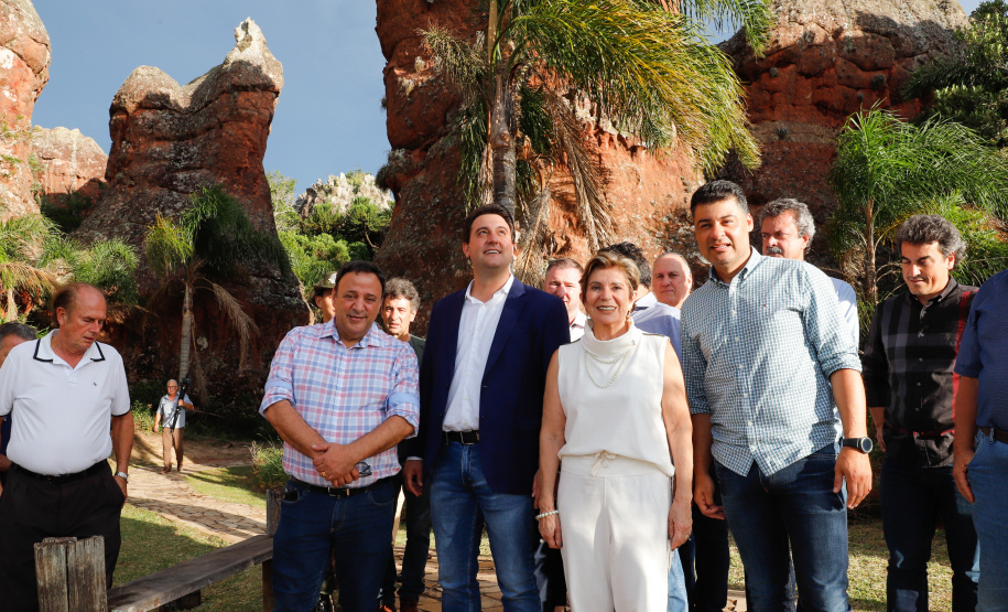 O governador Carlos Massa Ratinho Junior assinou nesta quarta-feira (19) o contrato de concessão de áreas do Parque Estadual Vila Velha, em Ponta Grossa, nos Campos Gerais, para a empresa Eco Parques do Brasil S/A.