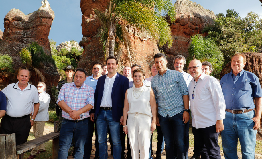 O governador Carlos Massa Ratinho Junior assinou nesta quarta-feira (19) o contrato de concessão de áreas do Parque Estadual Vila Velha, em Ponta Grossa, nos Campos Gerais, para a empresa Eco Parques do Brasil S/A.