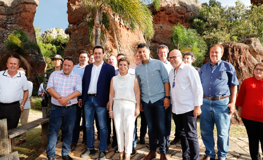 O governador Carlos Massa Ratinho Junior assinou nesta quarta-feira (19) o contrato de concessão de áreas do Parque Estadual Vila Velha, em Ponta Grossa, nos Campos Gerais, para a empresa Eco Parques do Brasil S/A.