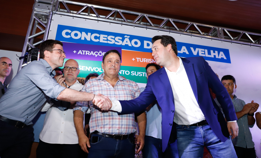 O governador Carlos Massa Ratinho Junior assinou nesta quarta-feira (19) o contrato de concessão de áreas do Parque Estadual Vila Velha, em Ponta Grossa, nos Campos Gerais, para a empresa Eco Parques do Brasil S/A.