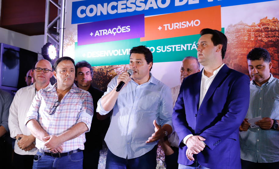 O governador Carlos Massa Ratinho Junior assinou nesta quarta-feira (19) o contrato de concessão de áreas do Parque Estadual Vila Velha, em Ponta Grossa, nos Campos Gerais, para a empresa Eco Parques do Brasil S/A.