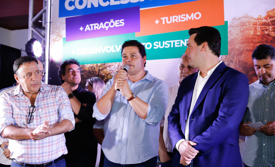 O governador Carlos Massa Ratinho Junior assinou nesta quarta-feira (19) o contrato de concessão de áreas do Parque Estadual Vila Velha, em Ponta Grossa, nos Campos Gerais, para a empresa Eco Parques do Brasil S/A.