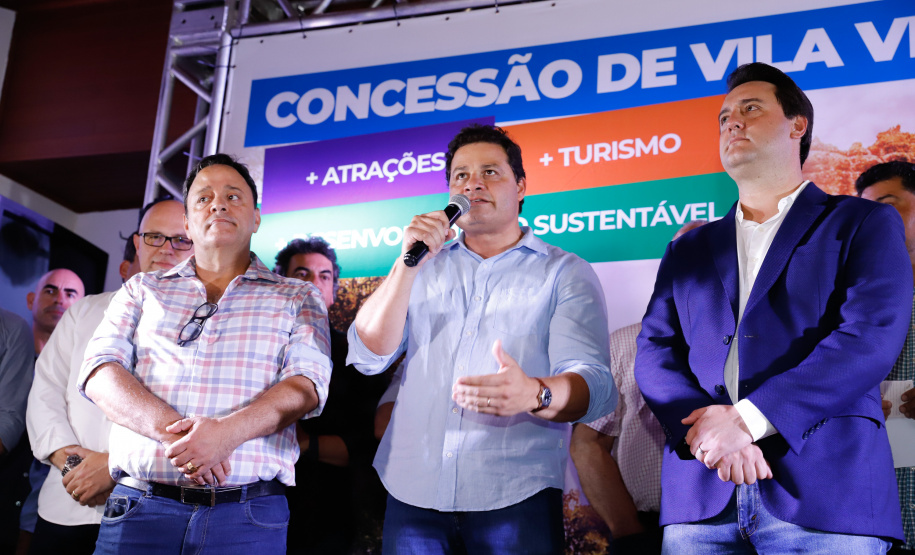 O governador Carlos Massa Ratinho Junior assinou nesta quarta-feira (19) o contrato de concessão de áreas do Parque Estadual Vila Velha, em Ponta Grossa, nos Campos Gerais, para a empresa Eco Parques do Brasil S/A.