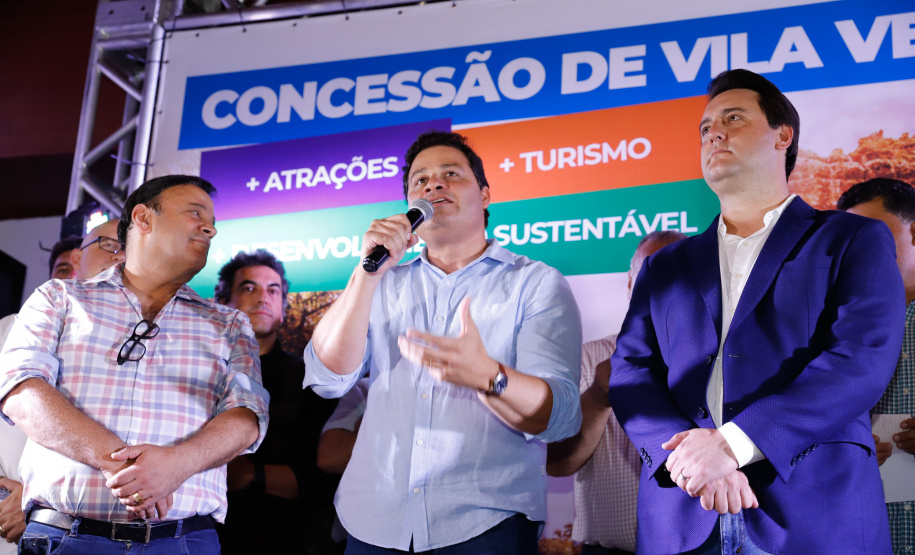 O governador Carlos Massa Ratinho Junior assinou nesta quarta-feira (19) o contrato de concessão de áreas do Parque Estadual Vila Velha, em Ponta Grossa, nos Campos Gerais, para a empresa Eco Parques do Brasil S/A.