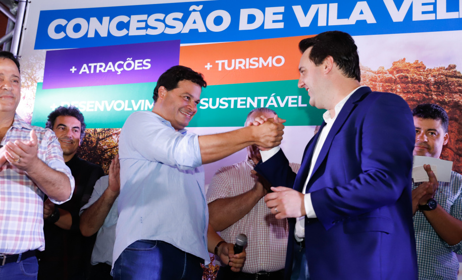 O governador Carlos Massa Ratinho Junior assinou nesta quarta-feira (19) o contrato de concessão de áreas do Parque Estadual Vila Velha, em Ponta Grossa, nos Campos Gerais, para a empresa Eco Parques do Brasil S/A.