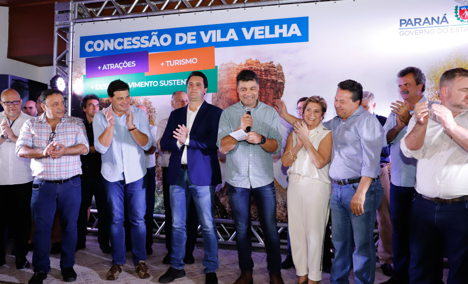 O governador Carlos Massa Ratinho Junior assinou nesta quarta-feira (19) o contrato de concessão de áreas do Parque Estadual Vila Velha, em Ponta Grossa, nos Campos Gerais, para a empresa Eco Parques do Brasil S/A.