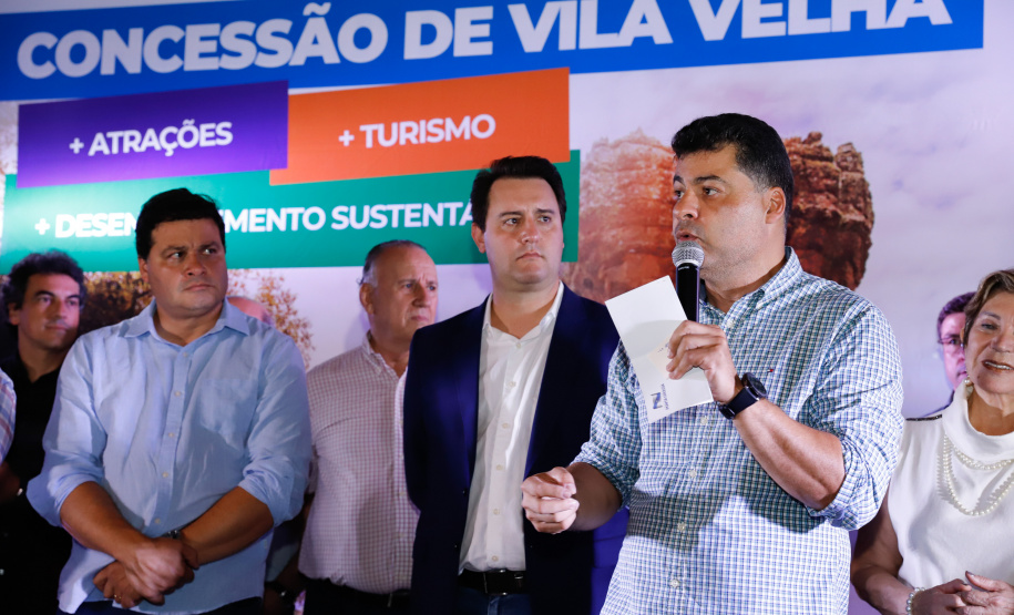 O governador Carlos Massa Ratinho Junior assinou nesta quarta-feira (19) o contrato de concessão de áreas do Parque Estadual Vila Velha, em Ponta Grossa, nos Campos Gerais, para a empresa Eco Parques do Brasil S/A.