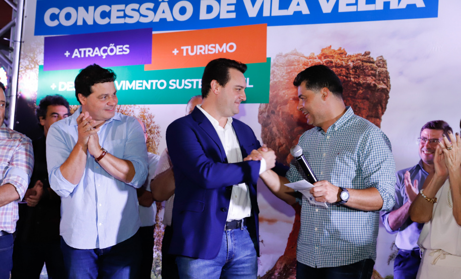 O governador Carlos Massa Ratinho Junior assinou nesta quarta-feira (19) o contrato de concessão de áreas do Parque Estadual Vila Velha, em Ponta Grossa, nos Campos Gerais, para a empresa Eco Parques do Brasil S/A.