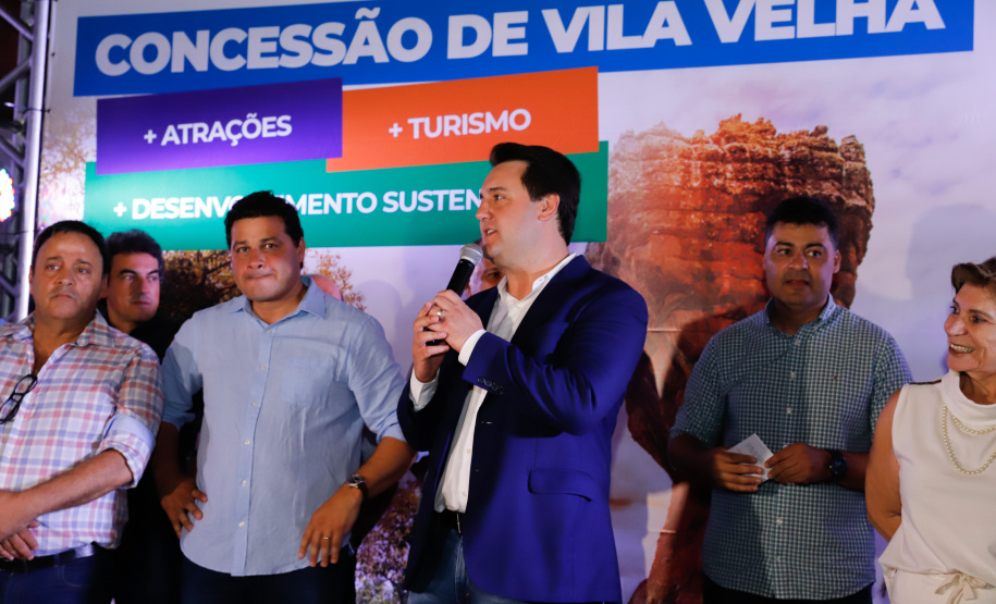 O governador Carlos Massa Ratinho Junior assinou nesta quarta-feira (19) o contrato de concessão de áreas do Parque Estadual Vila Velha, em Ponta Grossa, nos Campos Gerais, para a empresa Eco Parques do Brasil S/A.