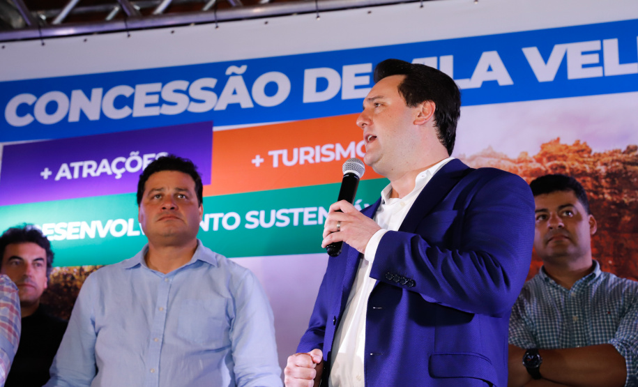 O governador Carlos Massa Ratinho Junior assinou nesta quarta-feira (19) o contrato de concessão de áreas do Parque Estadual Vila Velha, em Ponta Grossa, nos Campos Gerais, para a empresa Eco Parques do Brasil S/A.