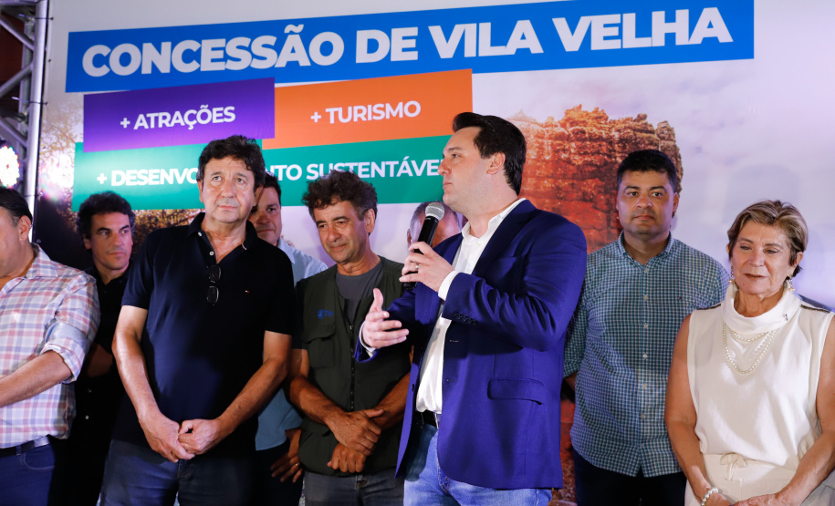 O governador Carlos Massa Ratinho Junior assinou nesta quarta-feira (19) o contrato de concessão de áreas do Parque Estadual Vila Velha, em Ponta Grossa, nos Campos Gerais, para a empresa Eco Parques do Brasil S/A.