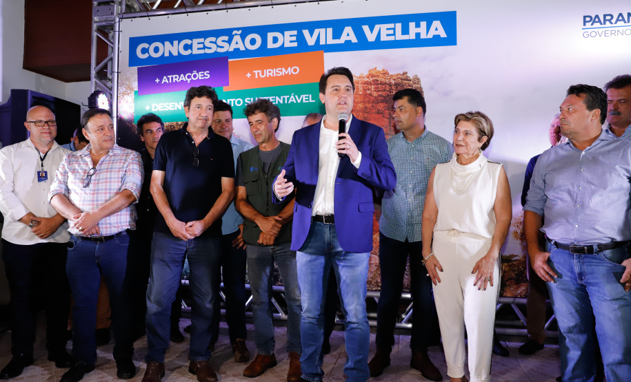 O governador Carlos Massa Ratinho Junior assinou nesta quarta-feira (19) o contrato de concessão de áreas do Parque Estadual Vila Velha, em Ponta Grossa, nos Campos Gerais, para a empresa Eco Parques do Brasil S/A.