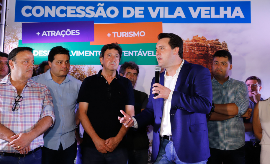 O governador Carlos Massa Ratinho Junior assinou nesta quarta-feira (19) o contrato de concessão de áreas do Parque Estadual Vila Velha, em Ponta Grossa, nos Campos Gerais, para a empresa Eco Parques do Brasil S/A.