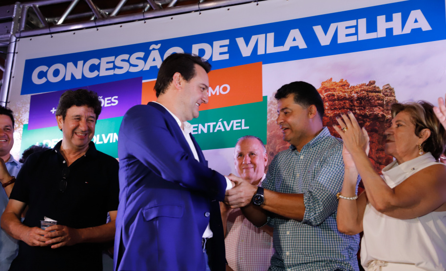 O governador Carlos Massa Ratinho Junior assinou nesta quarta-feira (19) o contrato de concessão de áreas do Parque Estadual Vila Velha, em Ponta Grossa, nos Campos Gerais, para a empresa Eco Parques do Brasil S/A.