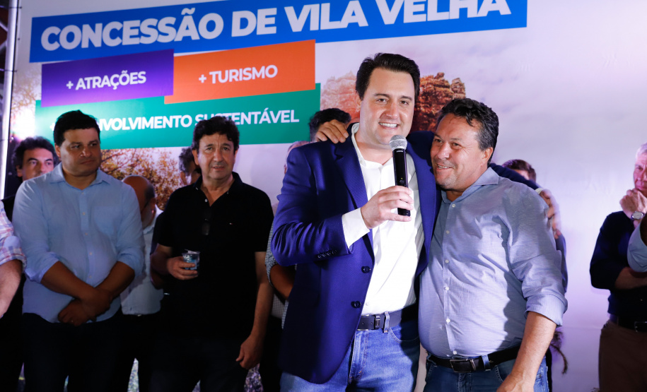 O governador Carlos Massa Ratinho Junior assinou nesta quarta-feira (19) o contrato de concessão de áreas do Parque Estadual Vila Velha, em Ponta Grossa, nos Campos Gerais, para a empresa Eco Parques do Brasil S/A.