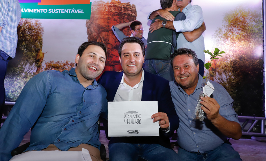 O governador Carlos Massa Ratinho Junior assinou nesta quarta-feira (19) o contrato de concessão de áreas do Parque Estadual Vila Velha, em Ponta Grossa, nos Campos Gerais, para a empresa Eco Parques do Brasil S/A.