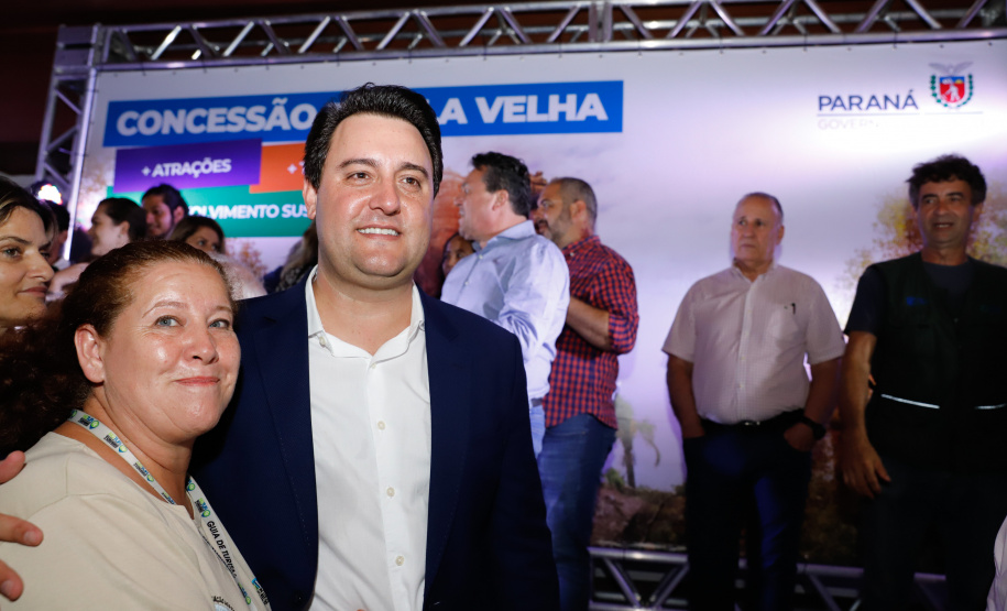 O governador Carlos Massa Ratinho Junior assinou nesta quarta-feira (19) o contrato de concessão de áreas do Parque Estadual Vila Velha, em Ponta Grossa, nos Campos Gerais, para a empresa Eco Parques do Brasil S/A.