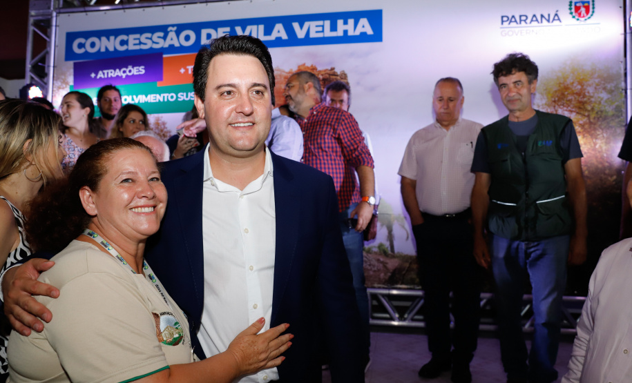 O governador Carlos Massa Ratinho Junior assinou nesta quarta-feira (19) o contrato de concessão de áreas do Parque Estadual Vila Velha, em Ponta Grossa, nos Campos Gerais, para a empresa Eco Parques do Brasil S/A.