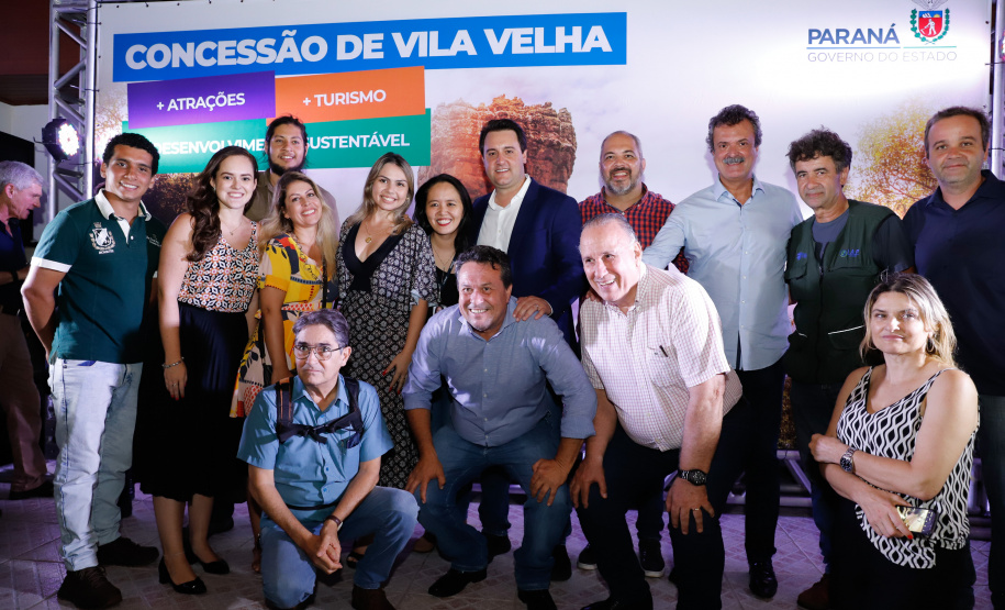 O governador Carlos Massa Ratinho Junior assinou nesta quarta-feira (19) o contrato de concessão de áreas do Parque Estadual Vila Velha, em Ponta Grossa, nos Campos Gerais, para a empresa Eco Parques do Brasil S/A.