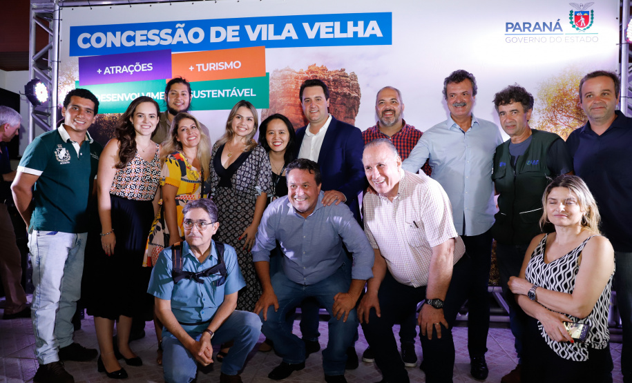 O governador Carlos Massa Ratinho Junior assinou nesta quarta-feira (19) o contrato de concessão de áreas do Parque Estadual Vila Velha, em Ponta Grossa, nos Campos Gerais, para a empresa Eco Parques do Brasil S/A.