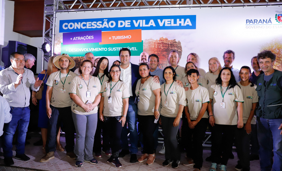 O governador Carlos Massa Ratinho Junior assinou nesta quarta-feira (19) o contrato de concessão de áreas do Parque Estadual Vila Velha, em Ponta Grossa, nos Campos Gerais, para a empresa Eco Parques do Brasil S/A.