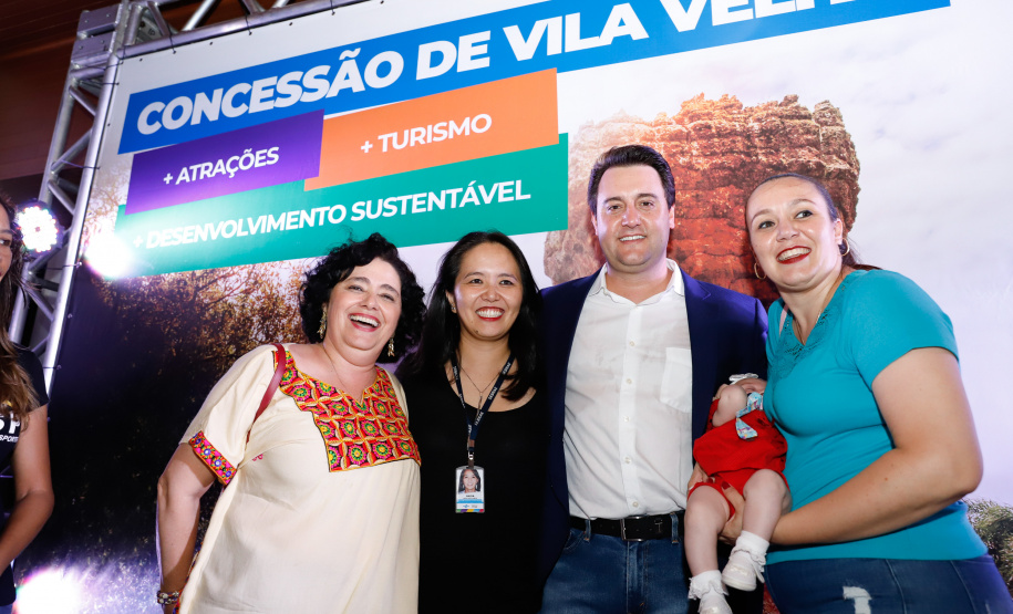 O governador Carlos Massa Ratinho Junior assinou nesta quarta-feira (19) o contrato de concessão de áreas do Parque Estadual Vila Velha, em Ponta Grossa, nos Campos Gerais, para a empresa Eco Parques do Brasil S/A.