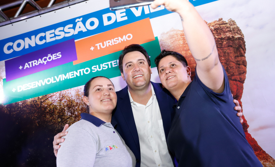 O governador Carlos Massa Ratinho Junior assinou nesta quarta-feira (19) o contrato de concessão de áreas do Parque Estadual Vila Velha, em Ponta Grossa, nos Campos Gerais, para a empresa Eco Parques do Brasil S/A.