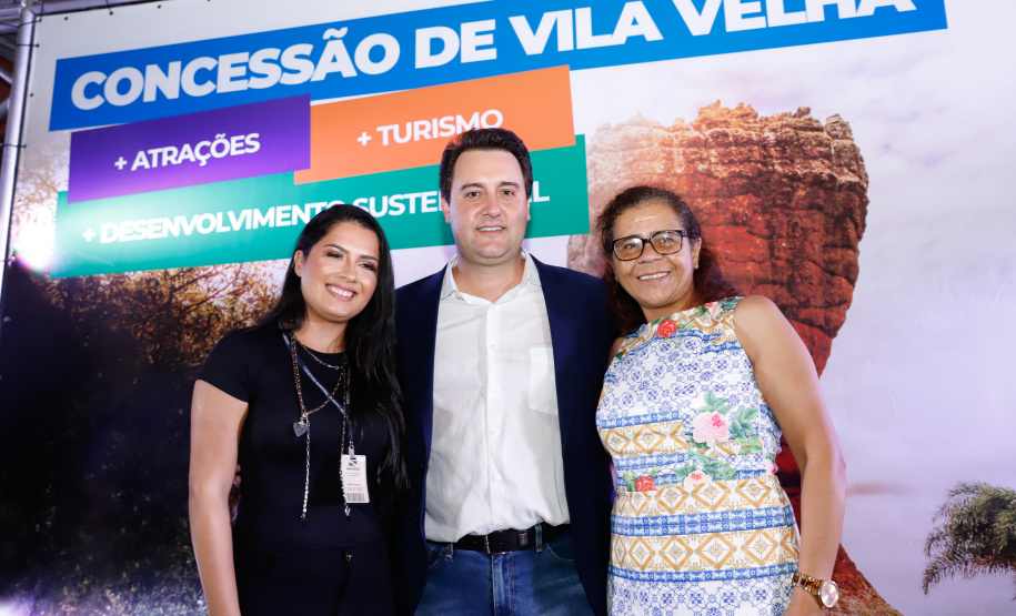 O governador Carlos Massa Ratinho Junior assinou nesta quarta-feira (19) o contrato de concessão de áreas do Parque Estadual Vila Velha, em Ponta Grossa, nos Campos Gerais, para a empresa Eco Parques do Brasil S/A.