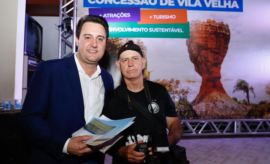 O governador Carlos Massa Ratinho Junior assinou nesta quarta-feira (19) o contrato de concessão de áreas do Parque Estadual Vila Velha, em Ponta Grossa, nos Campos Gerais, para a empresa Eco Parques do Brasil S/A.