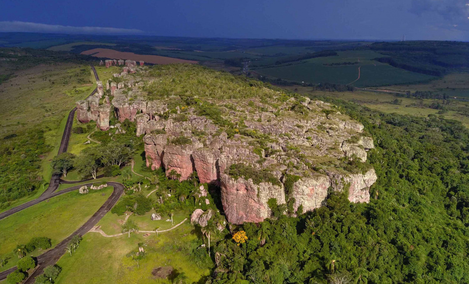 O governador Carlos Massa Ratinho Junior assinou nesta quarta-feira (19) o contrato de concessão de áreas do Parque Estadual Vila Velha, em Ponta Grossa, nos Campos Gerais, para a empresa Eco Parques do Brasil S/A. A empresa vai investir em serviços de apoio à visitação, turismo sustentável e recreação é de trinta anos. Foto: José Fernando Ogura/AEN
