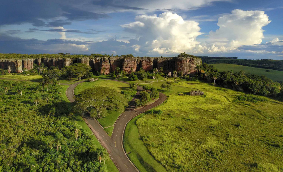 O governador Carlos Massa Ratinho Junior assinou nesta quarta-feira (19) o contrato de concessão de áreas do Parque Estadual Vila Velha, em Ponta Grossa, nos Campos Gerais, para a empresa Eco Parques do Brasil S/A. A empresa vai investir em serviços de apoio à visitação, turismo sustentável e recreação é de trinta anos. Foto: José Fernando Ogura/AEN