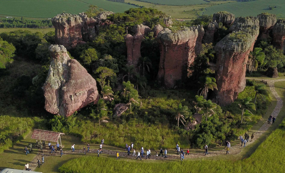 O governador Carlos Massa Ratinho Junior assinou nesta quarta-feira (19) o contrato de concessão de áreas do Parque Estadual Vila Velha, em Ponta Grossa, nos Campos Gerais, para a empresa Eco Parques do Brasil S/A. A empresa vai investir em serviços de apoio à visitação, turismo sustentável e recreação é de trinta anos. Foto: José Fernando Ogura/AEN