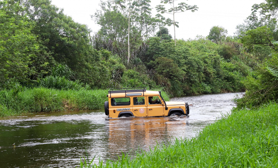 Morretes - Travessia do rio do Pinto com 4x4.Morretes, 17-01-20.Foto: Arnaldo Alves / AEN.