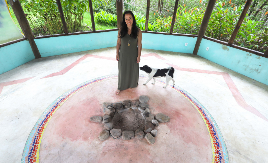 Tania Lopes, proprietária da pousada e restaurante Santuário Vitória Régia, no bairro Alto, em Antonina, litoral do Paraná.Antonina, 18-01-20.Foto: Arnaldo Alves / AEN.