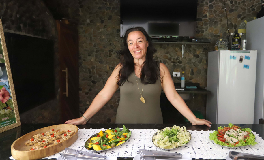 Tania Lopes, proprietária da pousada e restaurante Santuário Vitória Régia, no bairro Alto, em Antonina, litoral do Paraná.Antonina, 18-01-20.Foto: Arnaldo Alves / AEN.