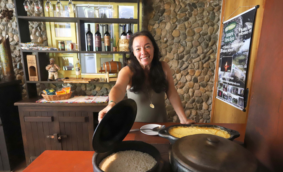Tania Lopes, proprietária da pousada e restaurante Santuário Vitória Régia, no bairro Alto, em Antonina, litoral do Paraná.Antonina, 18-01-20.Foto: Arnaldo Alves / AEN.