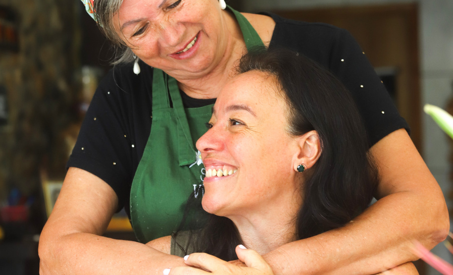 Pousada e restaurante Santuário Vitória Régia, no bairro Alto, em Antonina, litoral do Paraná. N/F: Tania Lopes com sua amiga e cozinheira, Lindamar Santos Silva. Antonina, 18-01-20.Foto: Arnaldo Alves / AEN.