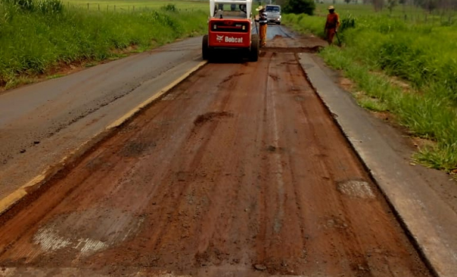 O Departamento de Estradas de Rodagem do Paraná (DER/PR) está atuando em quatro rodovias da região Noroeste, próximas ao Rio Paranapanema, divisa com São Paulo.  -  Foto: Divulgação DER